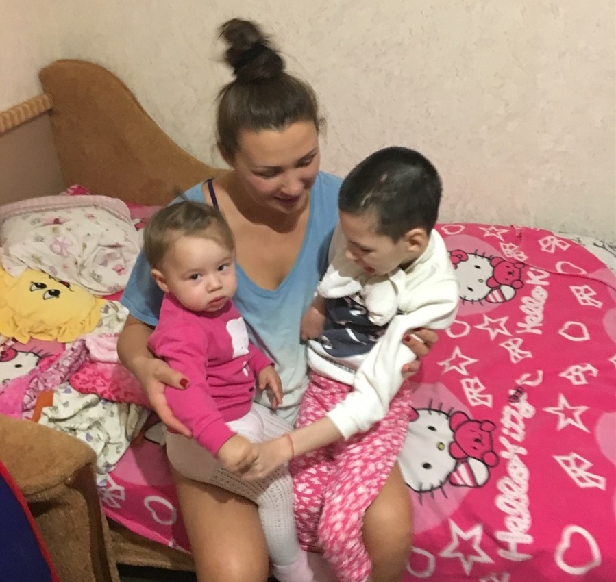 Віра Гузенко з донечками