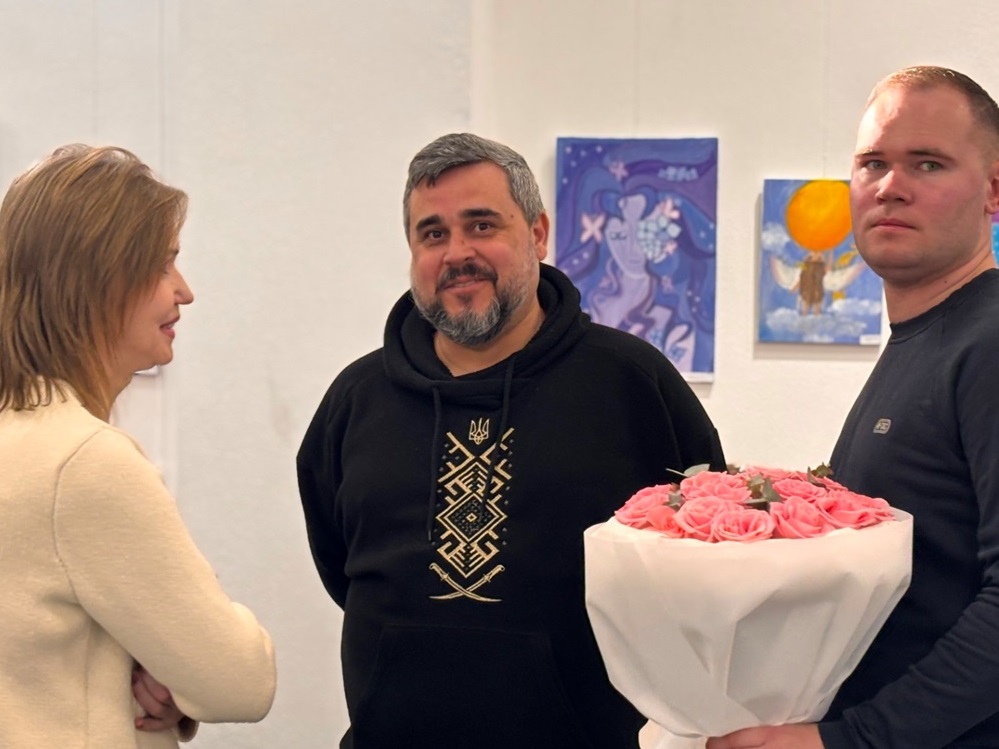 Директор Миколаївського академічного художного драматичного театру Артем Свистун в центрі