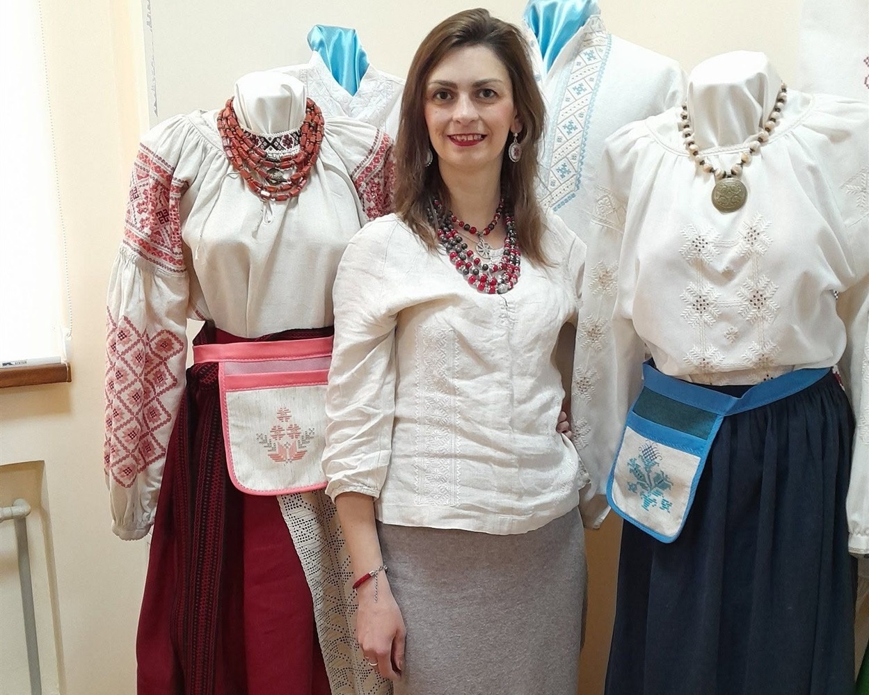 Майстер-класи проводить відома майстриня Наталія Білоус — талановита авторка, яка працює у техніці мікровишивки.