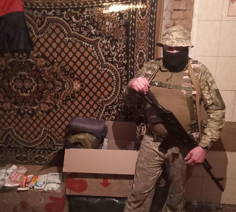 «Наші отримувачі, — пише Олесі. — Регулярно відправляємо сітки. Разом із Конні знайшли більше 40 спальників і відправили. Купили тепловізор. Відправляли турнікети, ноші, медицину і перевʼязку. На шпиталі: візки, милиці, фіксатори при переламах»