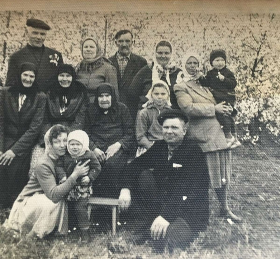 Родина Слюсарів, 1968 рік. Важка праця в колгоспі витягувала з людей здоров'я і швидко старила