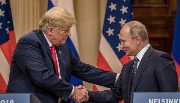 Американський президент несподівано для всіх заявив, що у них із путіним дуже дружні стосунки. Фото з минулої каденції президенства Трампа.