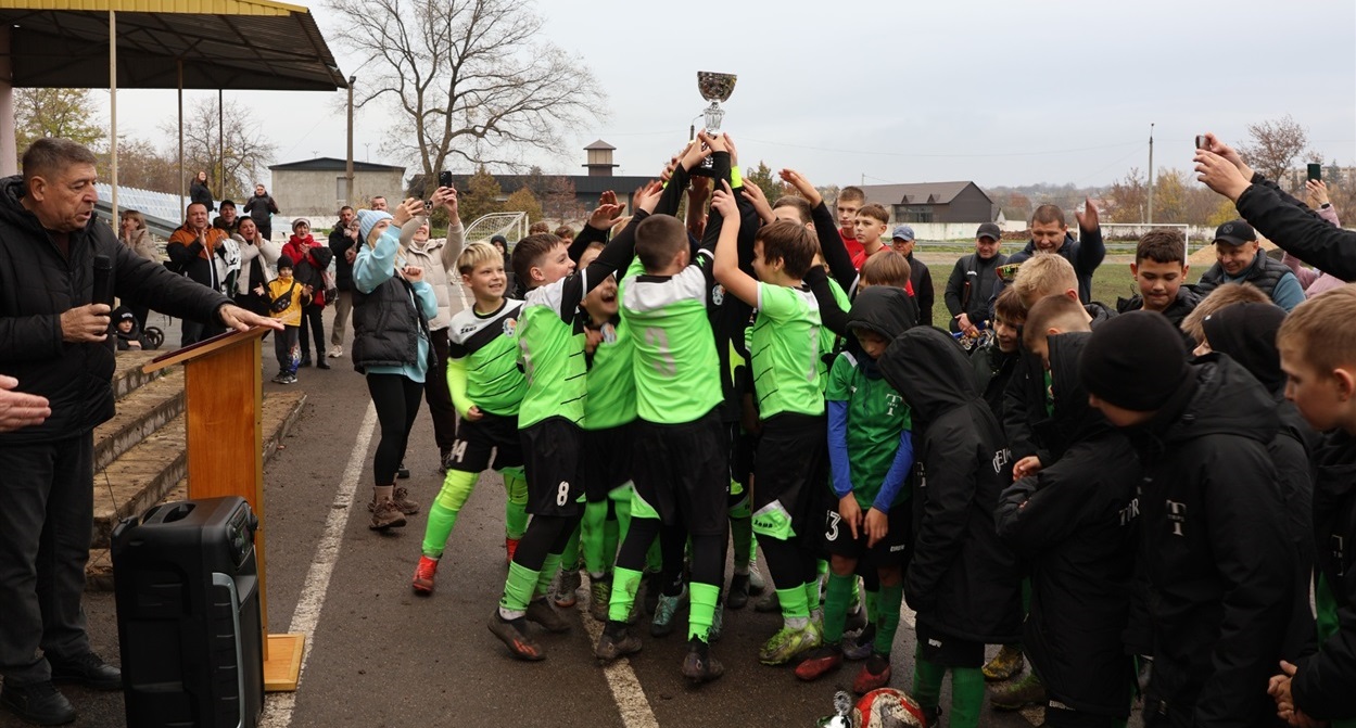 Команда Victory здіймає над головою трофей: перехідний кубок пам'яті Олега Монастирського