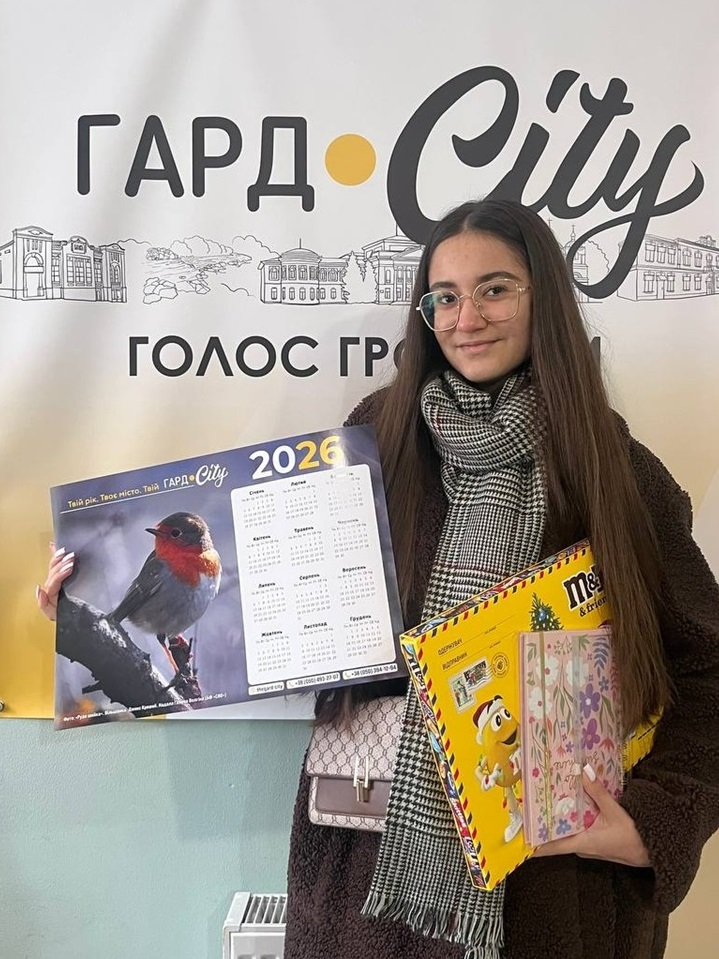 Первомайчанка Ішміт Пунія, яка першою запропонувала слово «Незламність» на конкурс «Слово року – 2025», отримала пам’ятний подарунок від редакції Гард.City