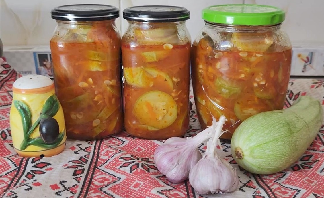 Салат з кабачків із соусом сацебелі