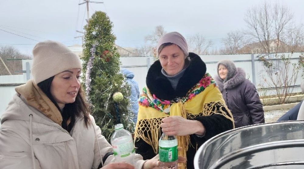 Віряни набирають освячену воду