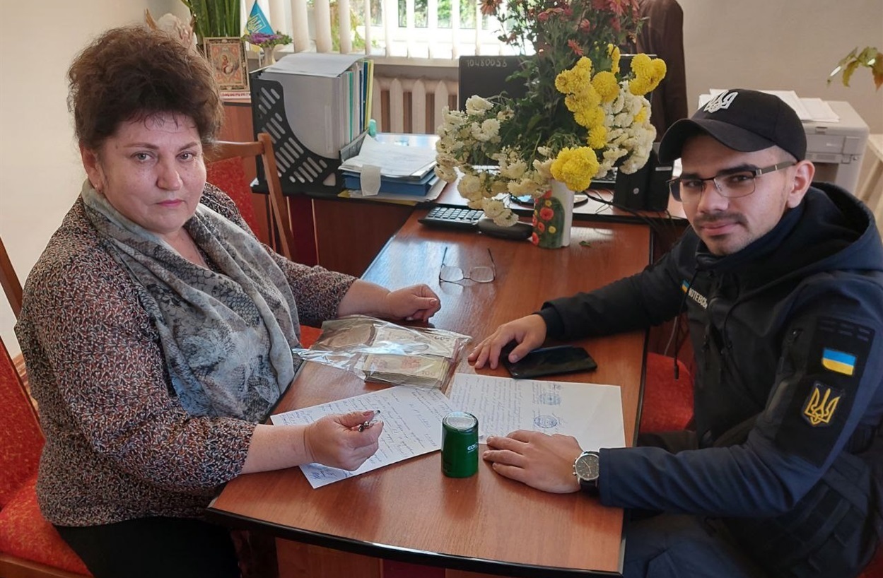 Євгеній Нотевський із старостою Степківського старостинського округу Кам'яномостівської ОТГ Ольгою Чепіжко. Жителі округу разом дали у збір 33 000 гривень