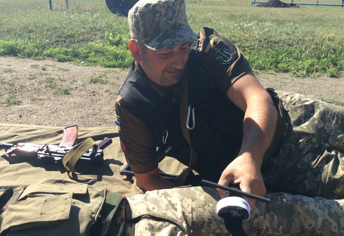 знімок з практичного заняття з медичної підготовки на базі бригади