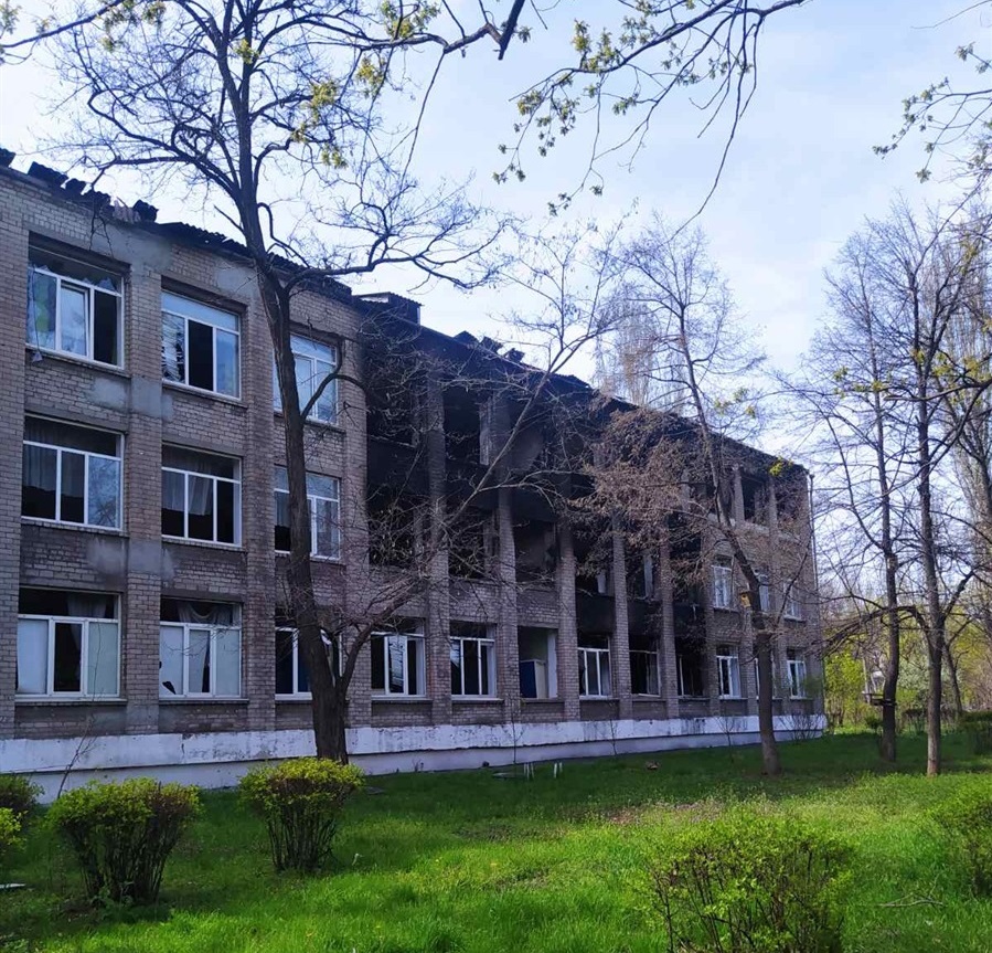 «Є вже зараз фото — фото вигорілого третього поверху нашої школи. А там ховалися люди»
