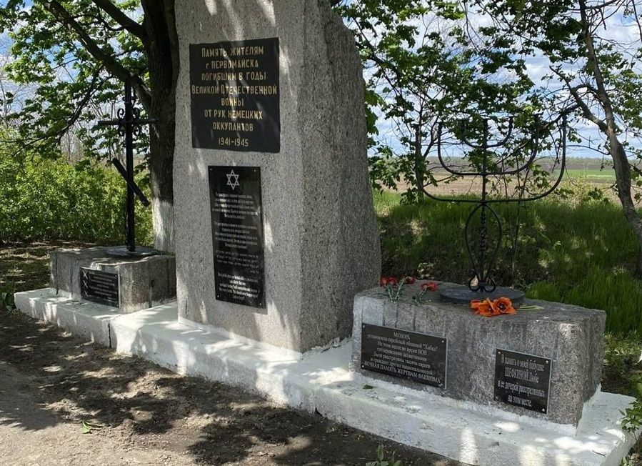 Братська могила мирних жителів