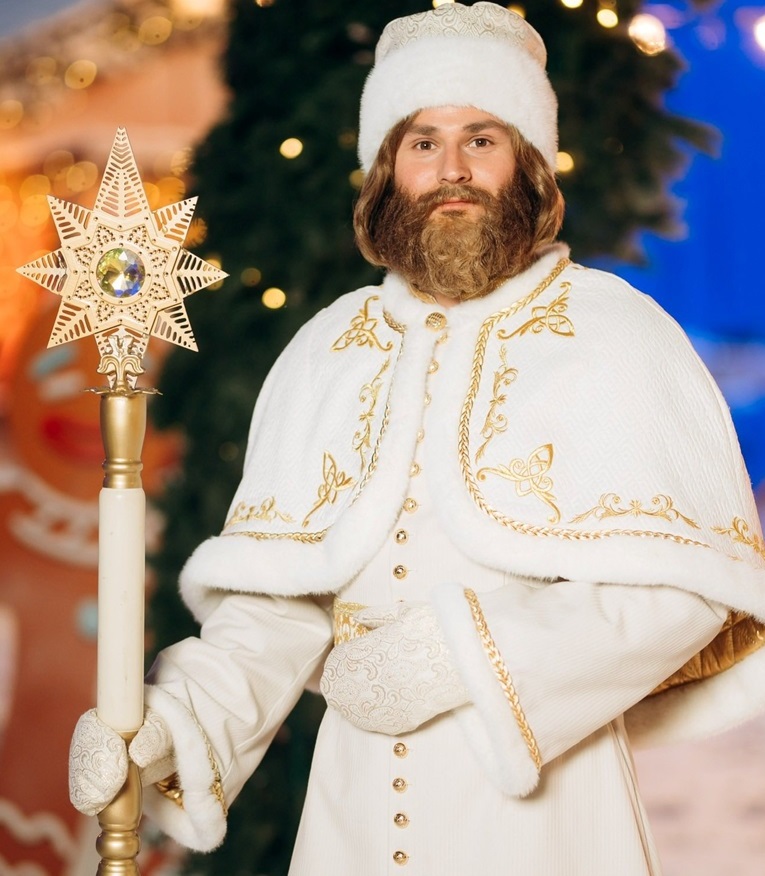 Святий Миколай в кіно веде прямі трансляції, володіє молодіжним сленгом та послуговується смартфоном
