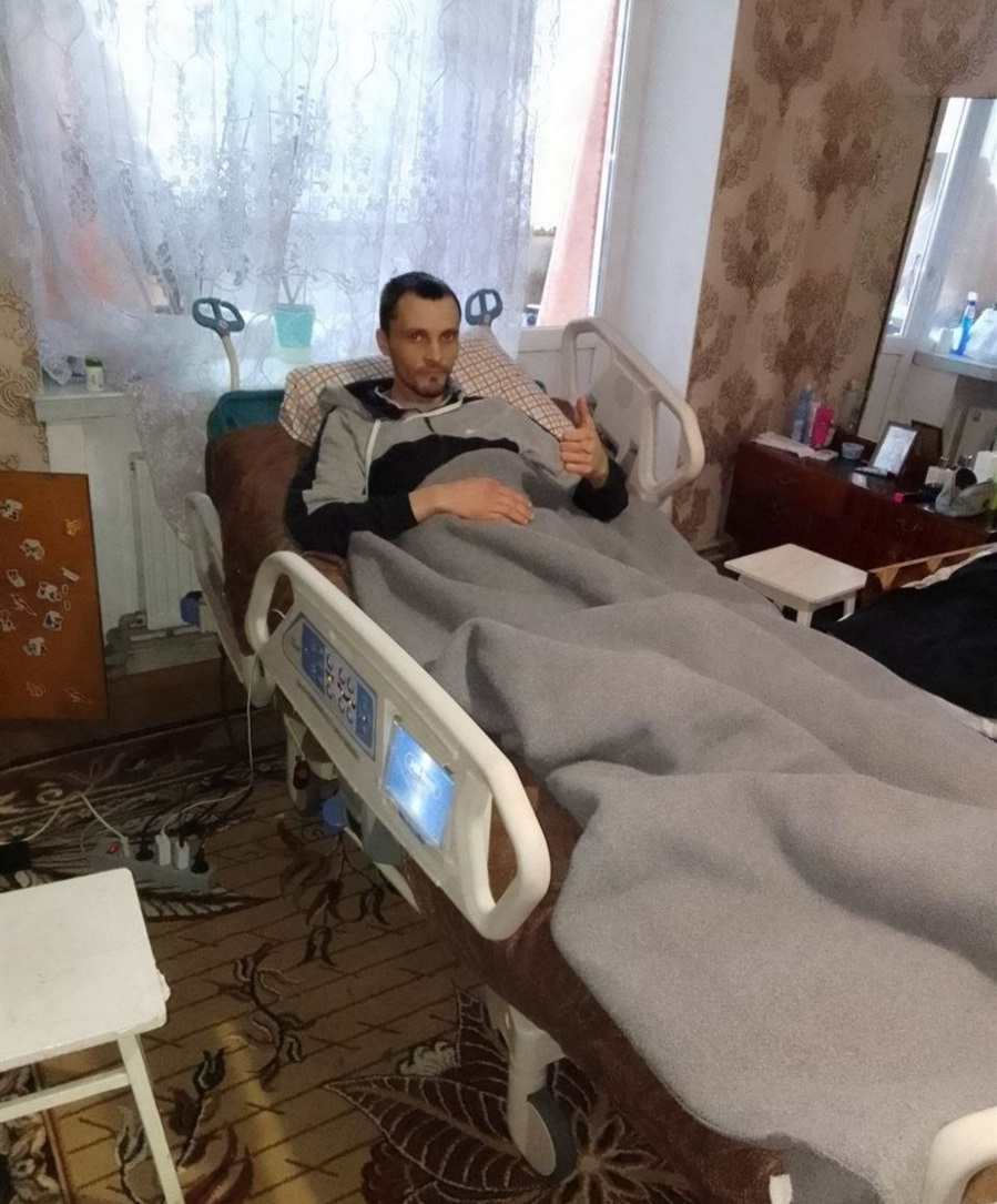 Віктор у новому, необхідному для нього медичному ліжку