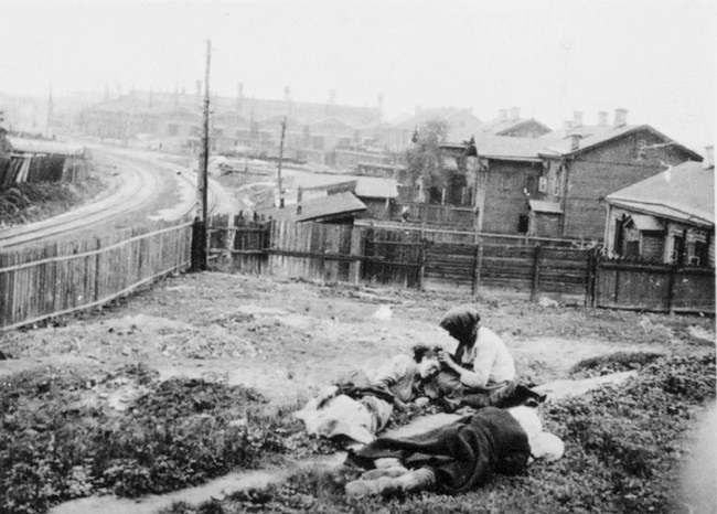 Жертви голоду. Харківщина, 1933 р. Фото з Колекції Кардинала Теодора Інніцира (Архів Віденської дієцезії). Фото зробив інж. А. Вінербергер. Фотодокументи надані проф. Василем Марочком (Інститут історії України НАН України).
