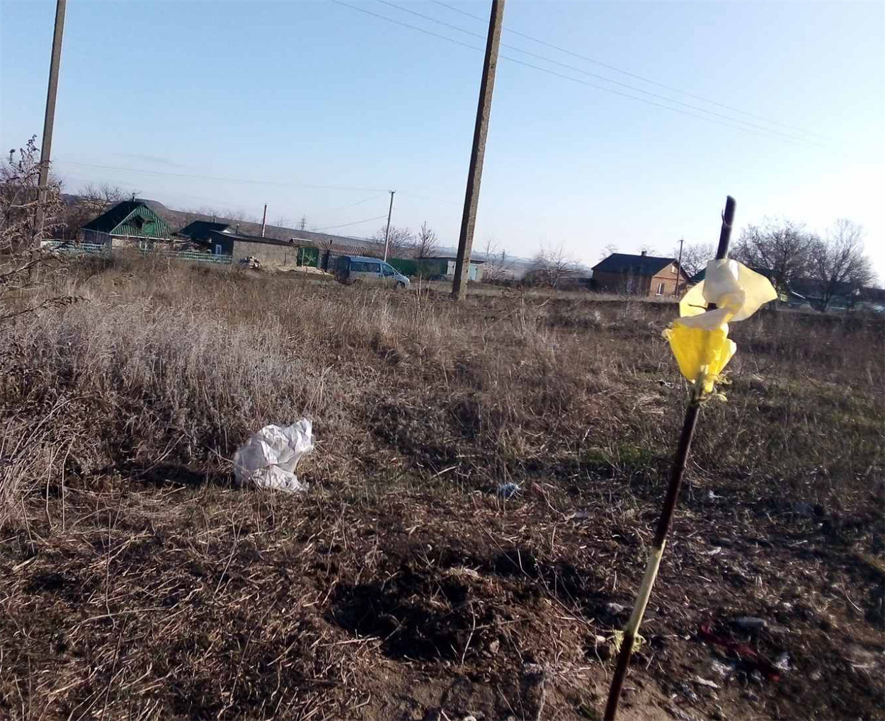 За словами місцевих, це позначка геодезистів. Тут мають будувати. До житлових будинків кілька десятків метрів.