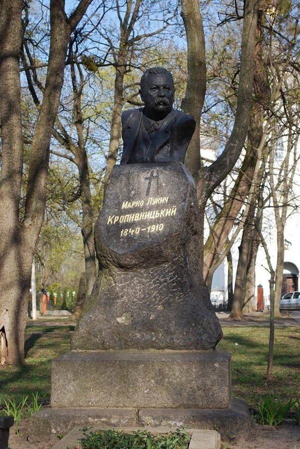 Пам'ятник на могилі Кропивницького в Харкові