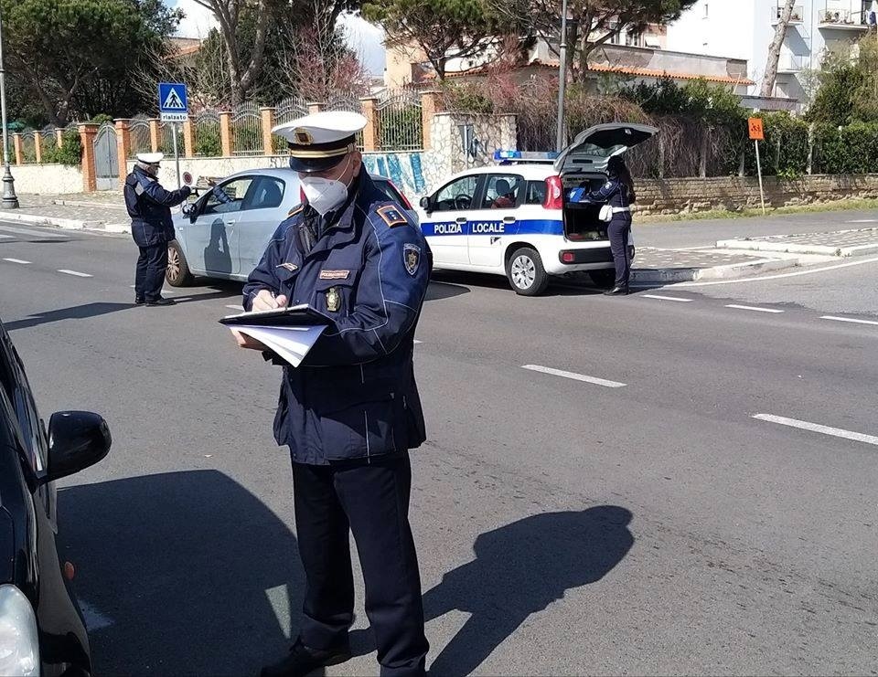 Поліція перевіряє тих, хто перебуває на вулиці