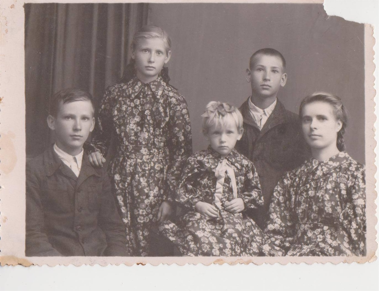 Діти з родини Усатюків. Серед них Григорій Усатюк
