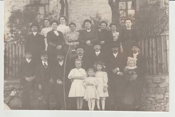Гани та їхня родина і працівники млина