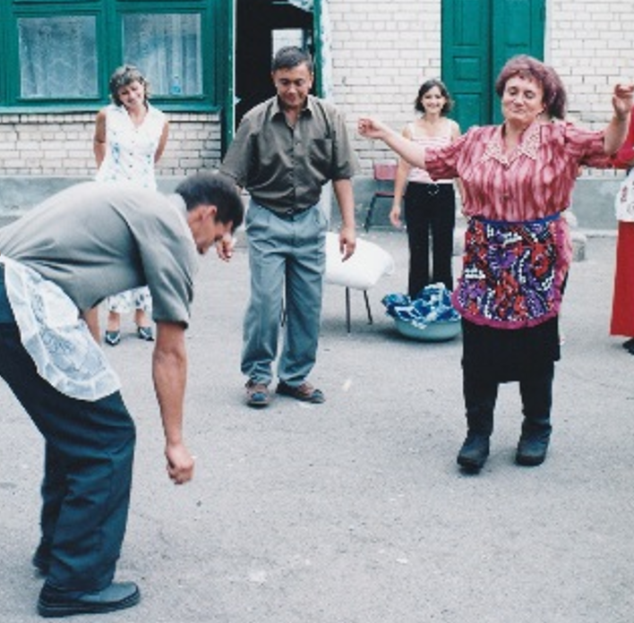 Фото 2003 року.  Теща танцює «Чоботи» із зятем 