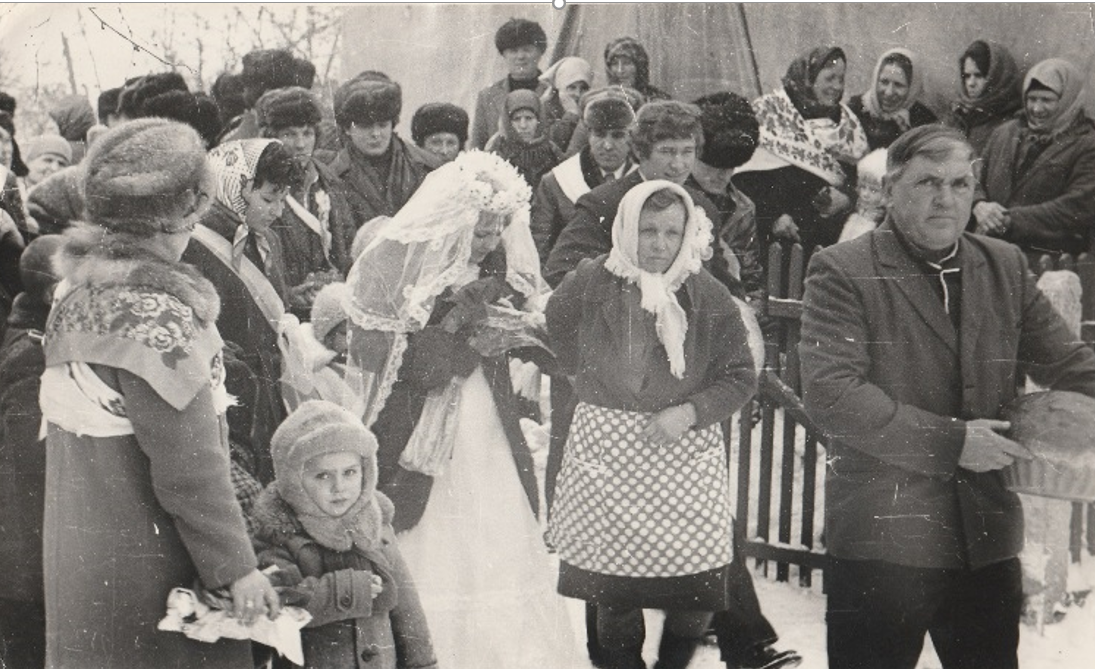 Фото 1977 року. Батьки зустріли молодих