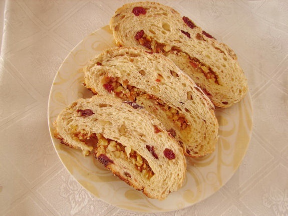 Паасброд, нарізаний скибочками