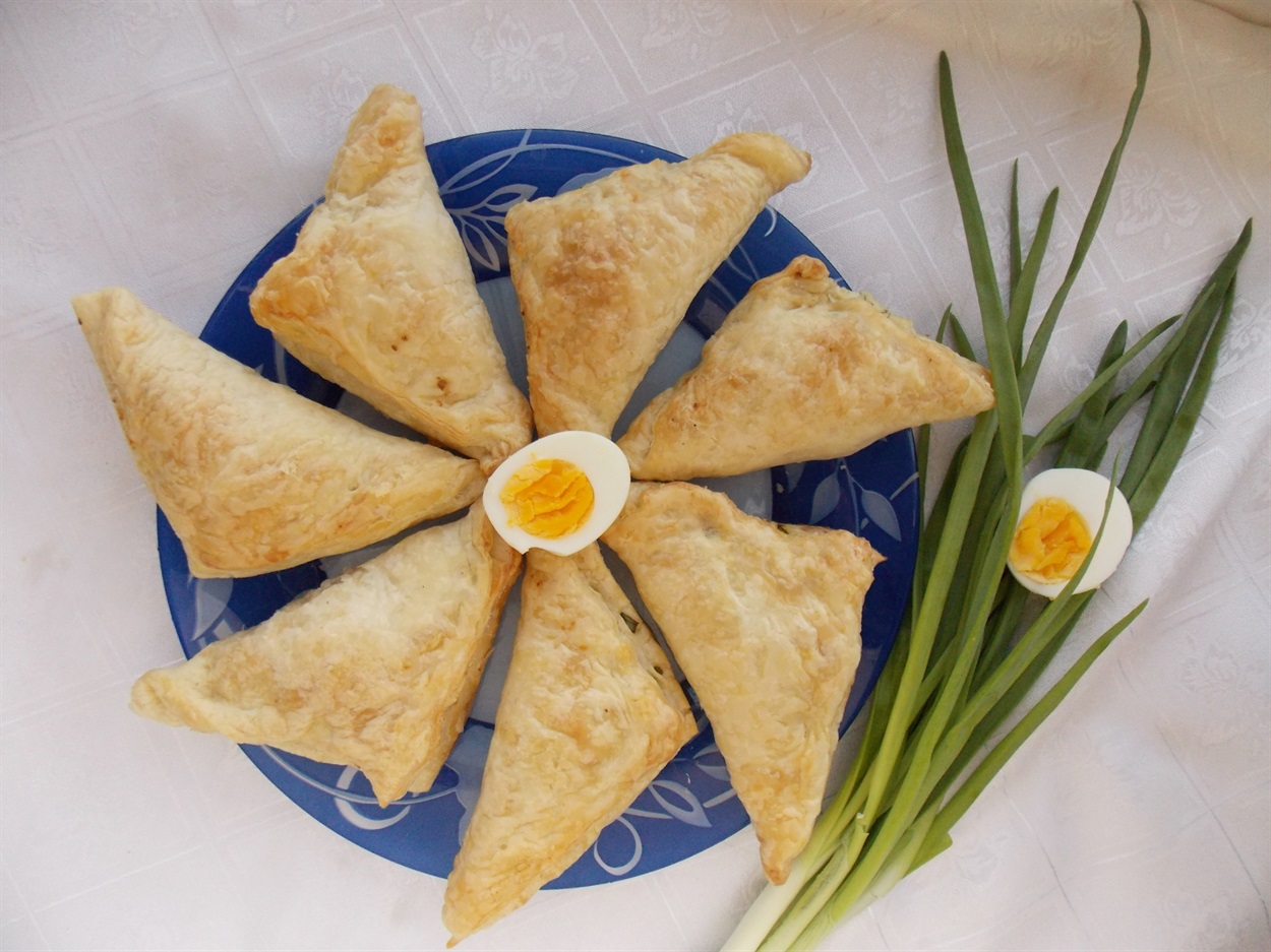Листкові куточки з яйцями та зеленню