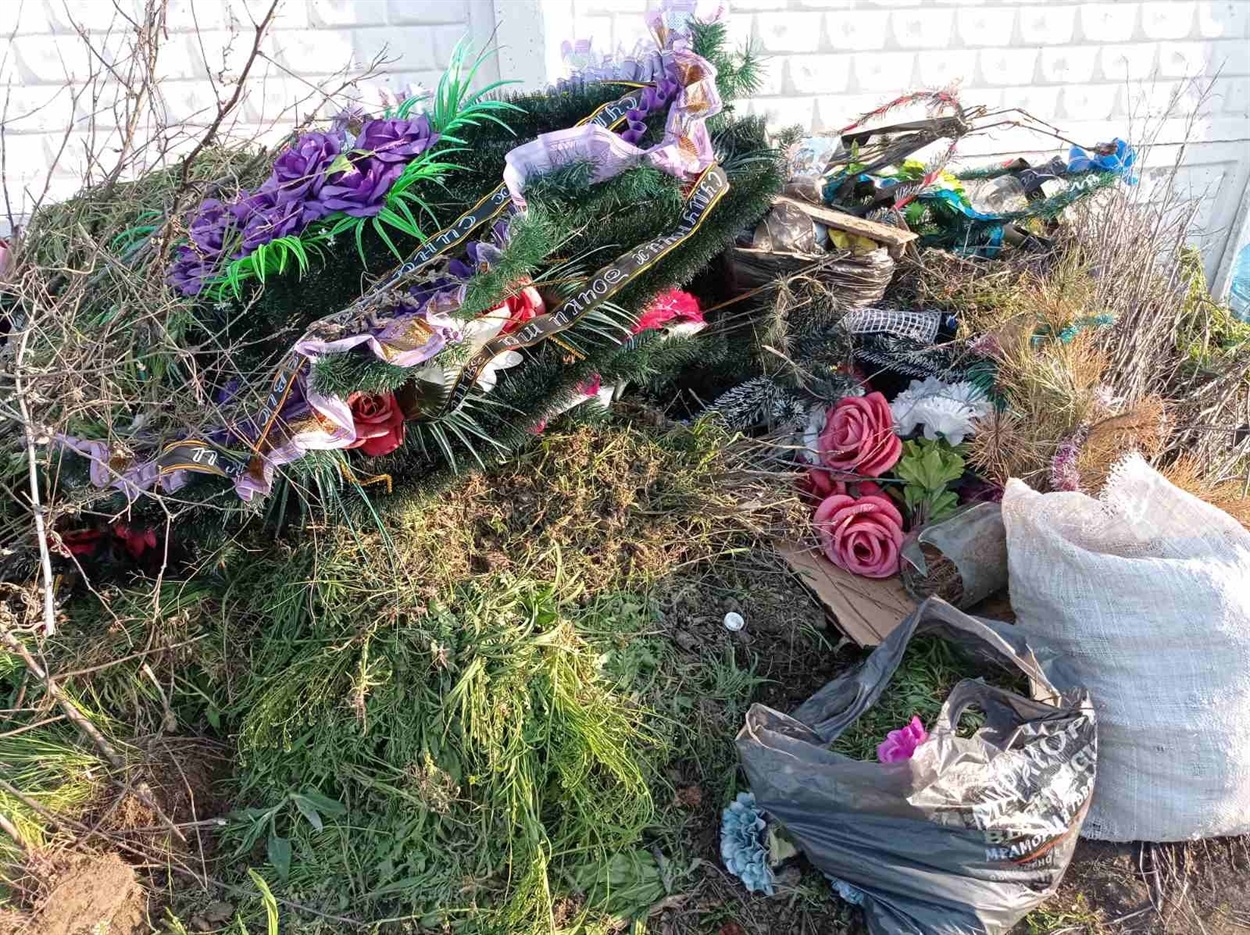 На кладовищі