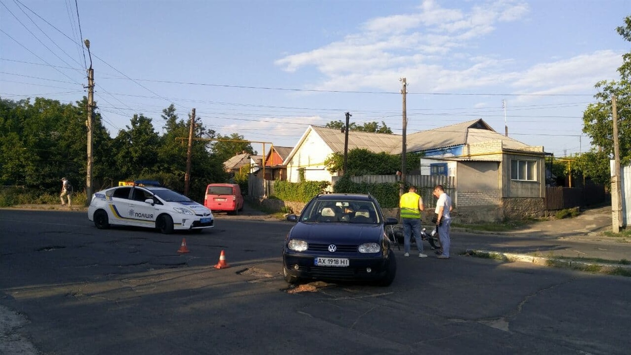Volkswagen та мотоцикл. Очевидці стверджують, що швидкість була невеликою
