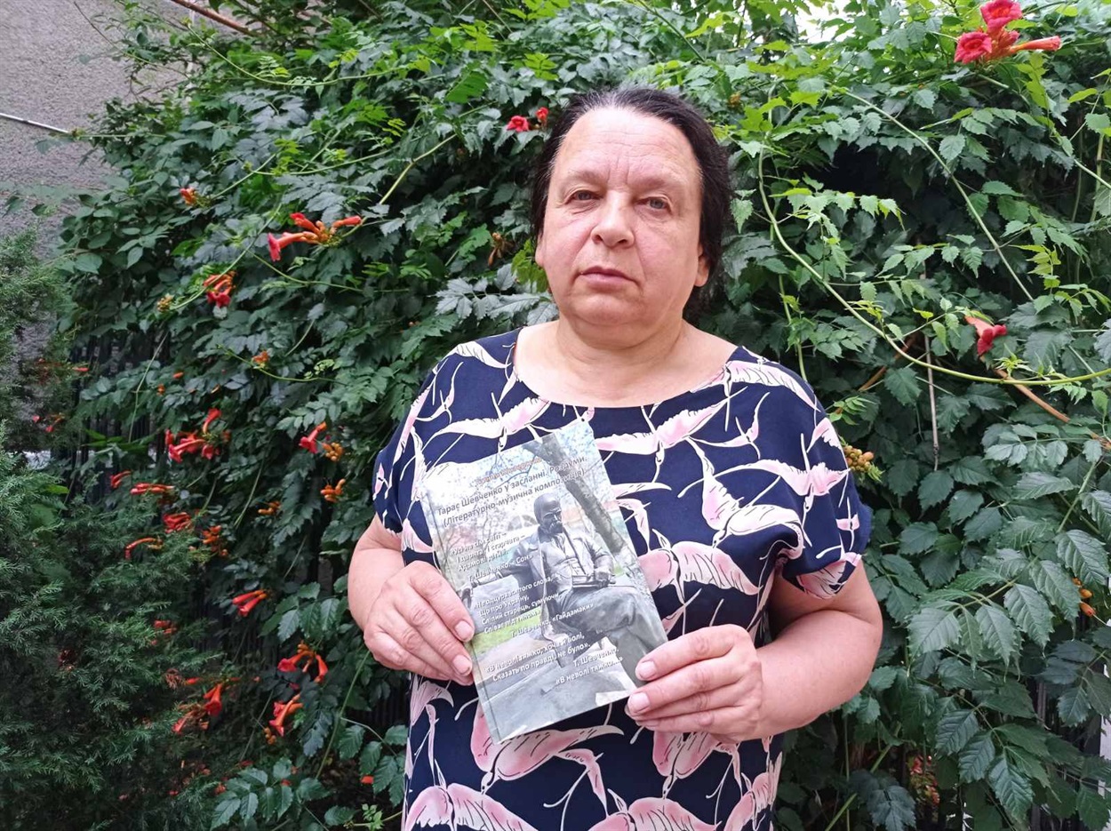 Тетяна Хмара із книгою