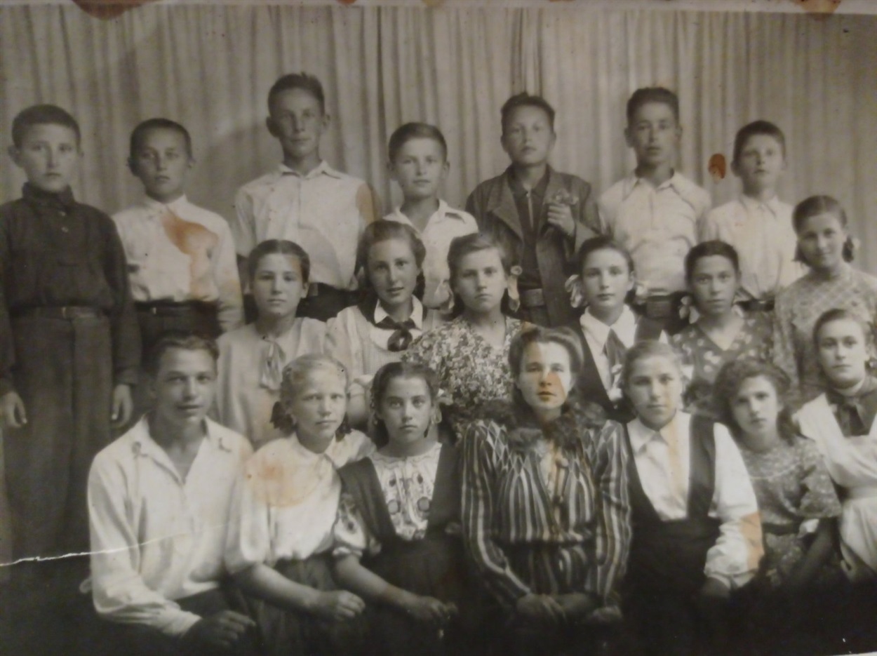 7-й клас, Микола Вінграновський у верхньому ряду п'ятий зліва, Анатолій Домбровський перший зліва у нижньому ряду
