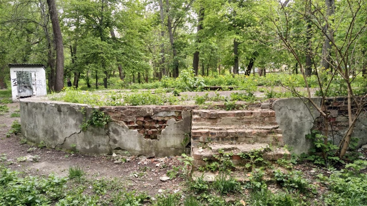Тут була ланцюгова карусель. Травень 2021 року.