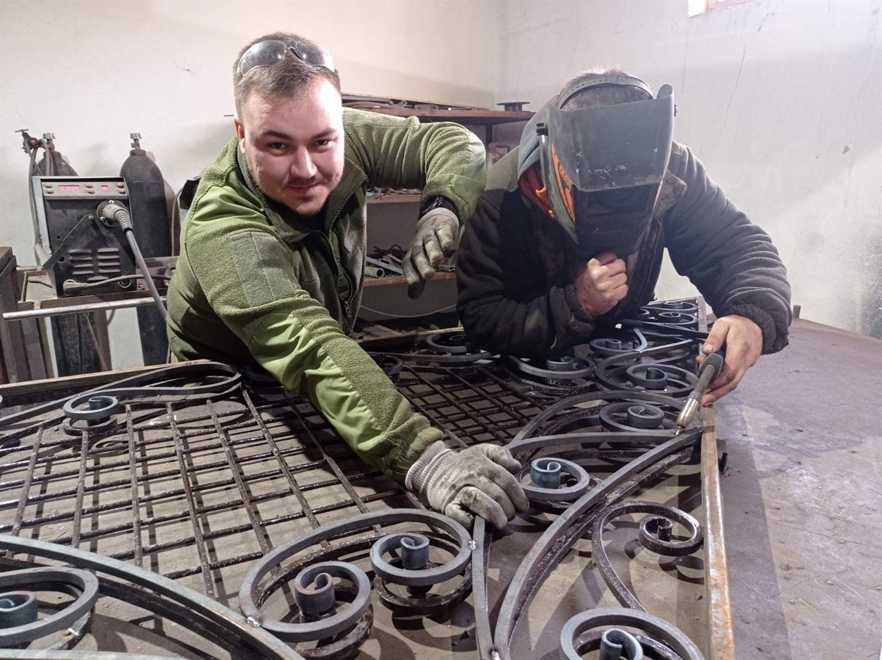 Дмитро з Євгеном за роботою