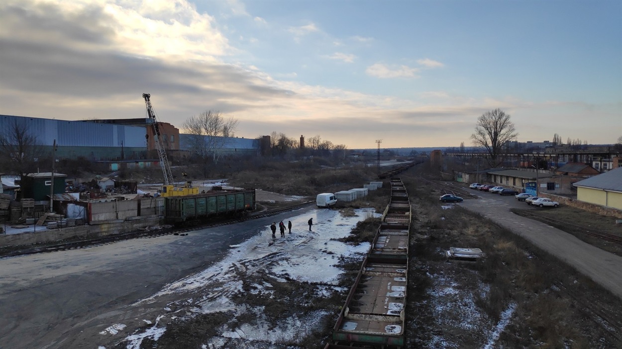 Вид з пішохідного мосту