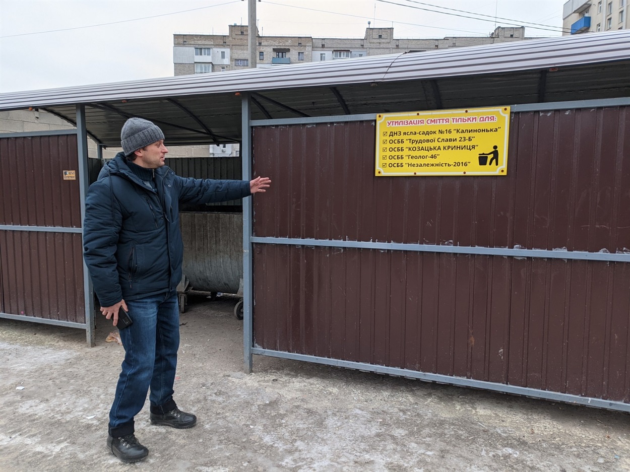 Майданчик має дах, закритий з усіх боків, пофарбований, є окремий контейнер для пластику. Плануємо надалі сортувати й інше сміття