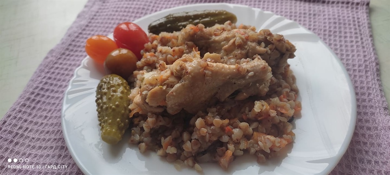 Гречана каша, яка готується відразу з підливкою