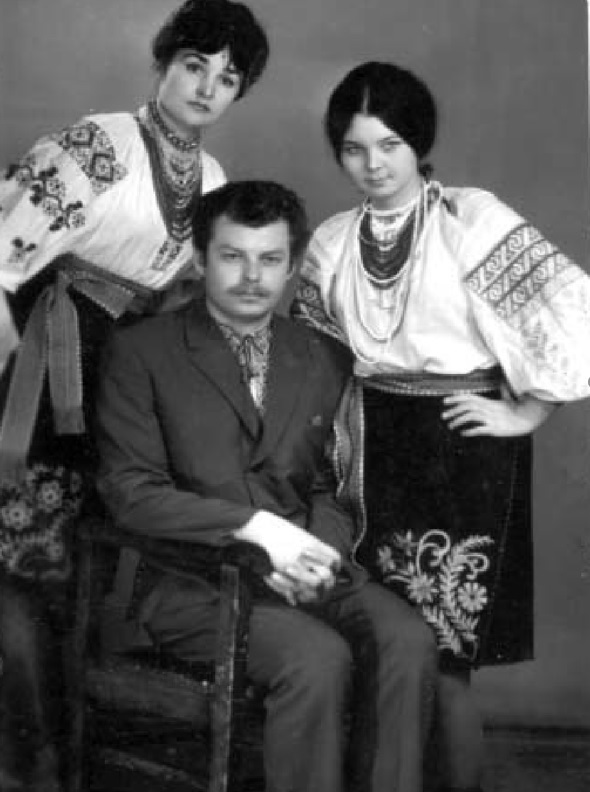 Галина Могильницька, одна з організаторів колядування і хору, Олекса Різників, Валентина Різникова (нині Осінська), сестра Олекси