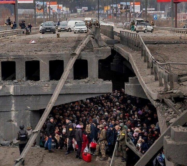 Мирні мешканці вимушені ховатися під мостом від ворожих обстрілів