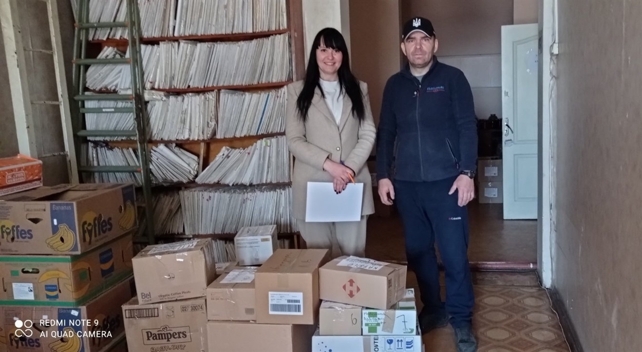 Лілія Недашківська отримує ліки для мешканців