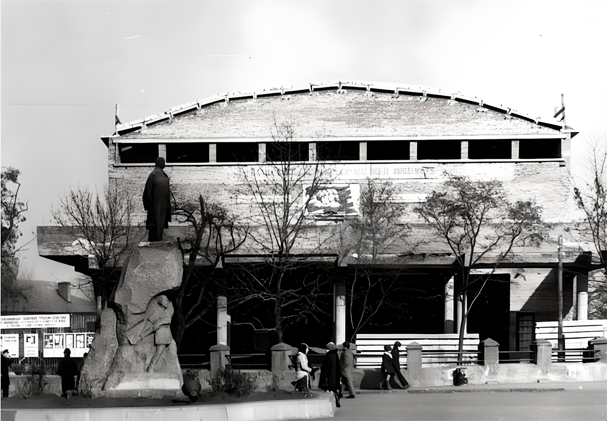 Будівництво кінотеатра на центральній площі, 1970-ті