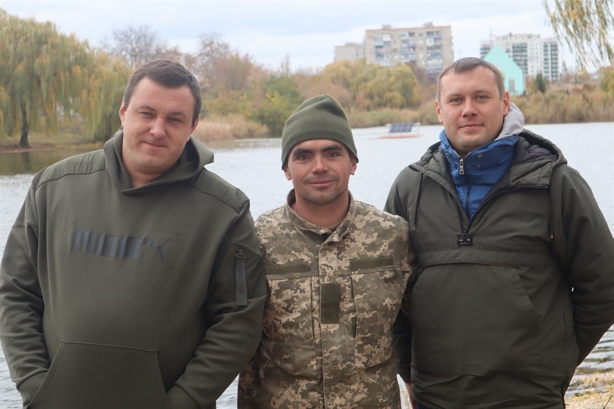 Андрій Чередніченко (посередині) з однодумцями