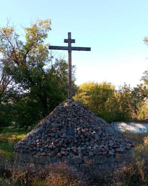 Поклонний Хрест на території колишнього голтянського цвинтаря, установлений 
керіництвом  ТДВ «Первомайськдизельмаш» в пам’ять про людей, які тут поховані.