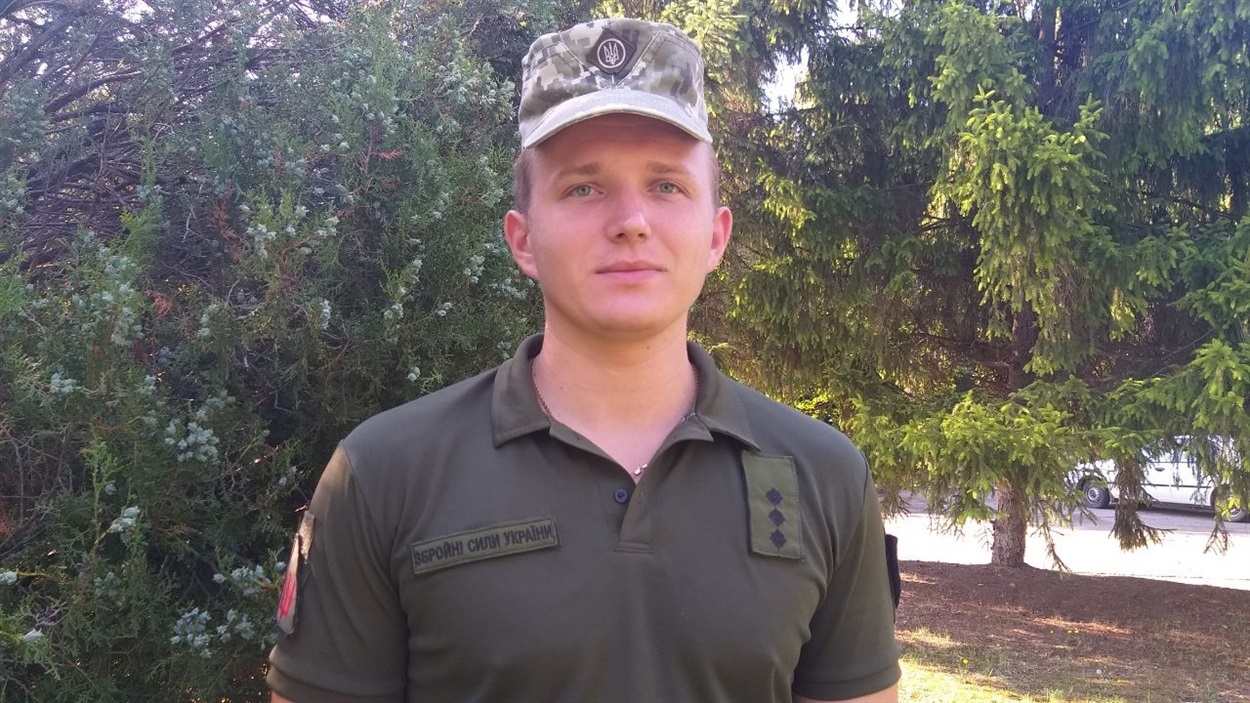 До функціональних обов'язків воїна належить забезпечення стійкого та безперебійного зв'язку з командуванням та оперативне проходження інформації