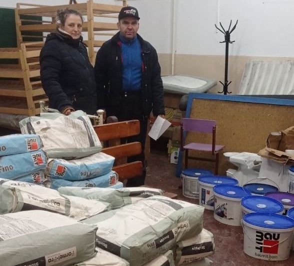 Волонтер із директоркою школи