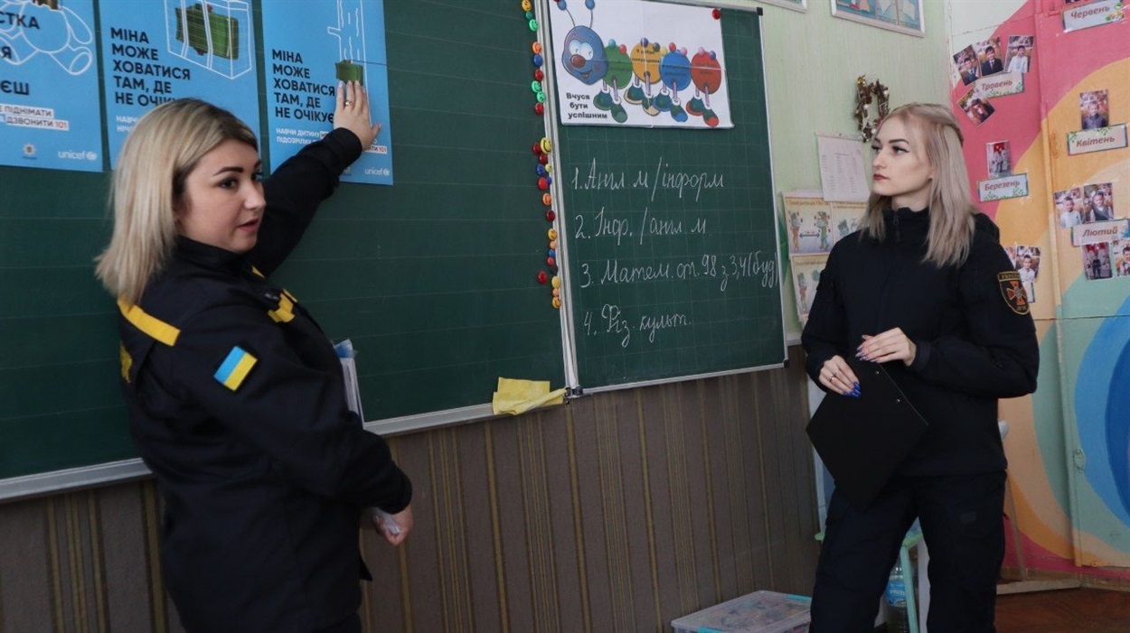 Юлія Дробик та Карина Черницька, співробітниці ДСНС