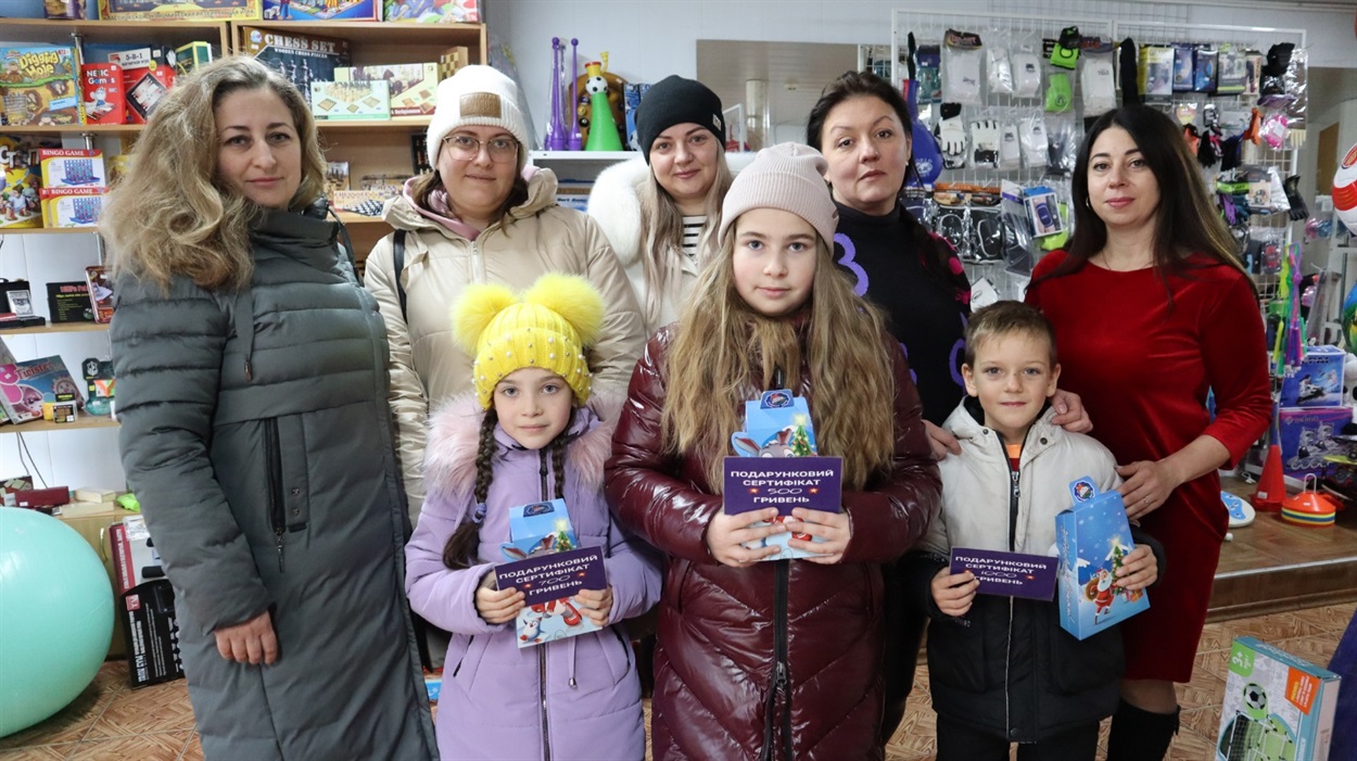 Переможці з мамами, спонсоркою конкурсу та менеджеркою редакції