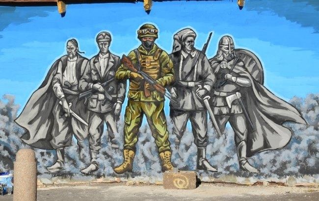 Мурал у Маріуполі «Дух часу» художниці Олени Владимирської. Героїчні воїни від часів Київської Русі до наших днів. З боків від бійця АТО  озброєний козак, солдати УПА й армії УНР та вояк князівської доби.