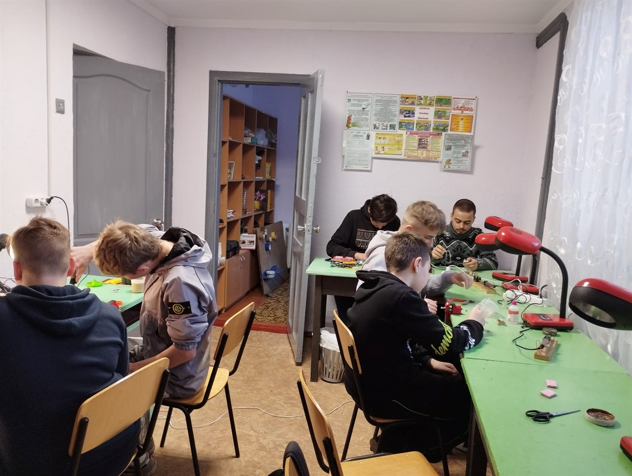 На гуртку радіоелектроніки