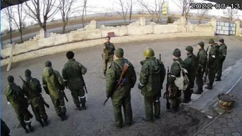 російські військові заступають на чергування на блокпост на виїзді з Білозерки