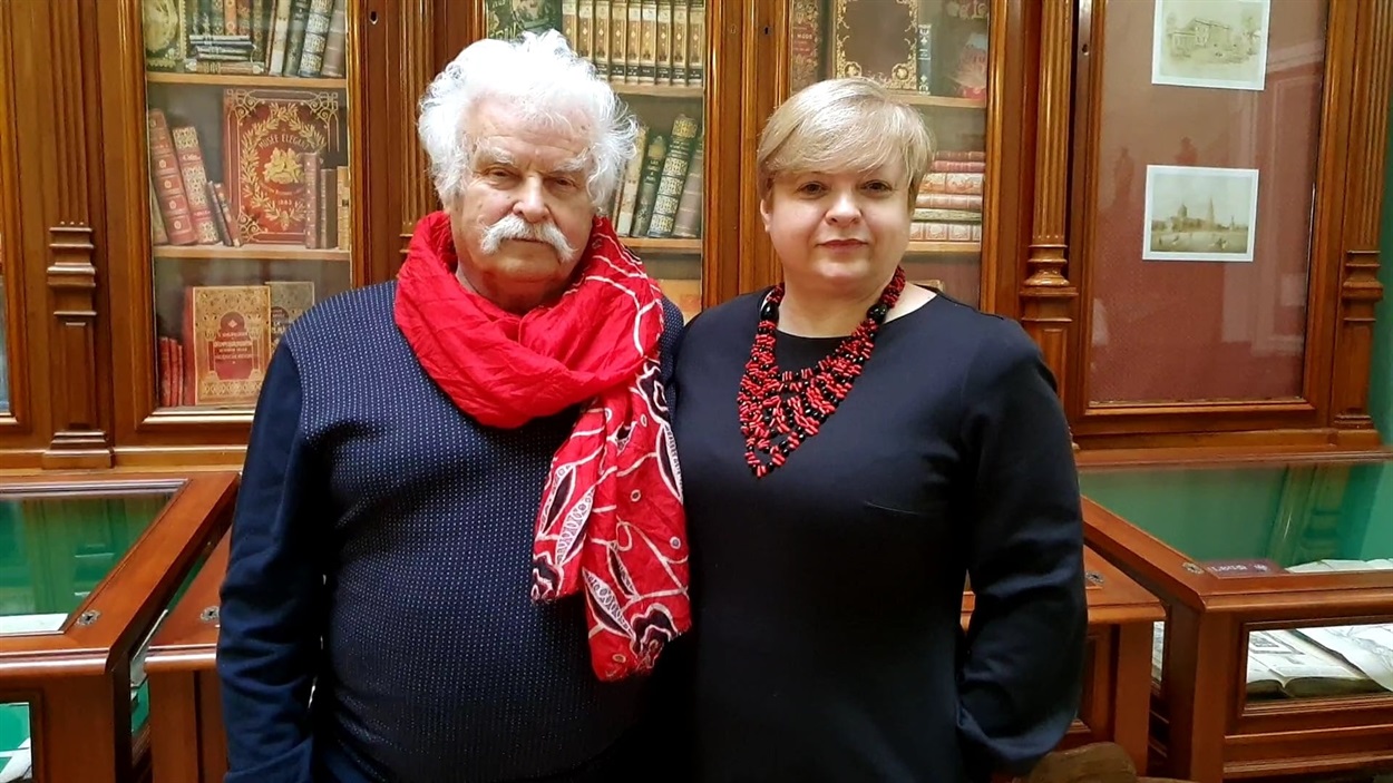 Поет із донькою