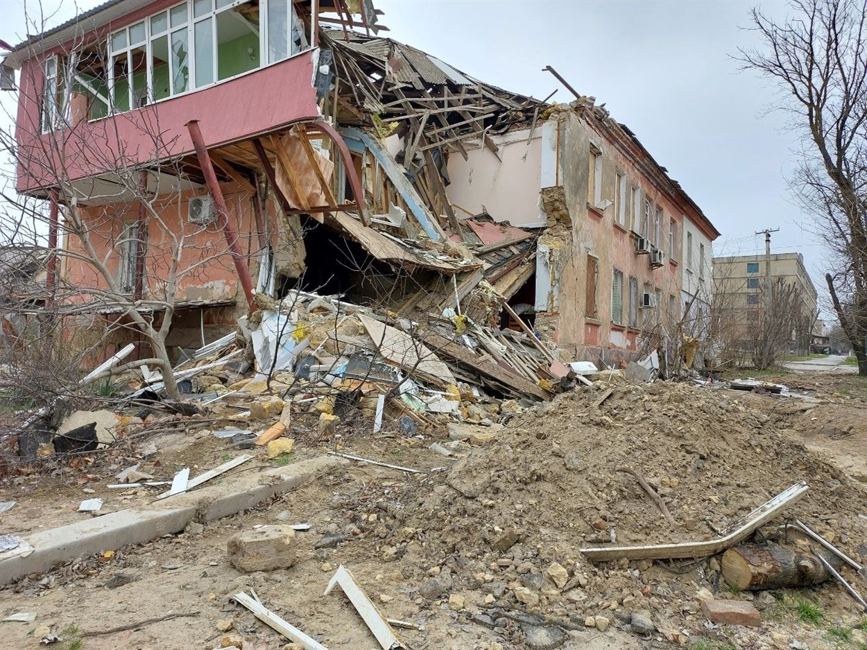 Російські війська не припиняють нищити населені пункти та вбивати мирних людей
